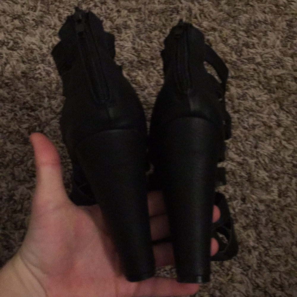 Cute heels!6/7 - Picture 3 of 5